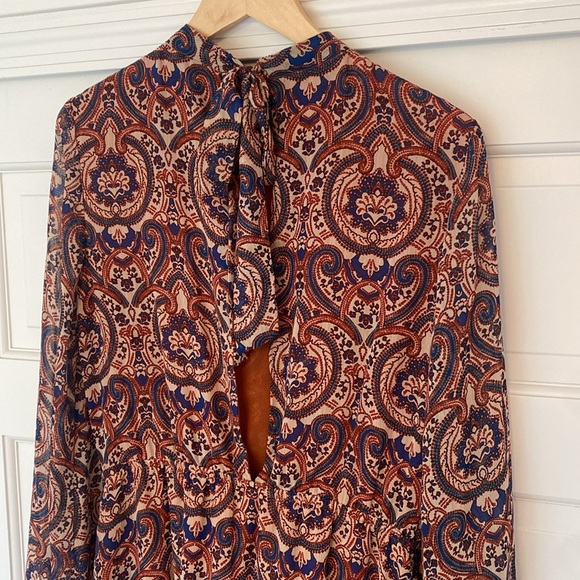 Bell sleeve pattern dress with bow-neck tie and open back - Picture 5 of 6